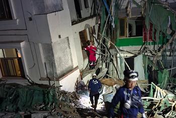 Nas primeiras horas de 1º de abril, uma equipe de resgate chinesa tenta resgatar um indivíduo preso dentro de um prédio em Mandalay, Myanmar