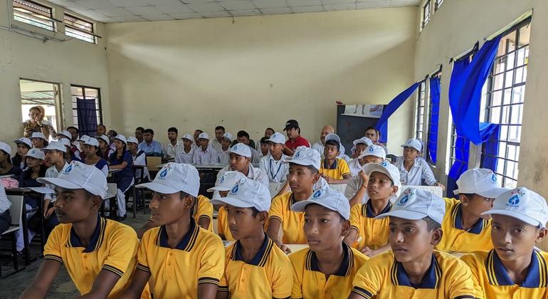 युवा जलदूतों को असम राज्य की 7,000 जल शालाओं (वाटर स्कूल) में प्रशिक्षण दिया गया है. युवा जलदूतों को असम राज्य की 7,000 जल शालाओं (वाटर स्कूल) में प्रशिक्षण दिया गया है.