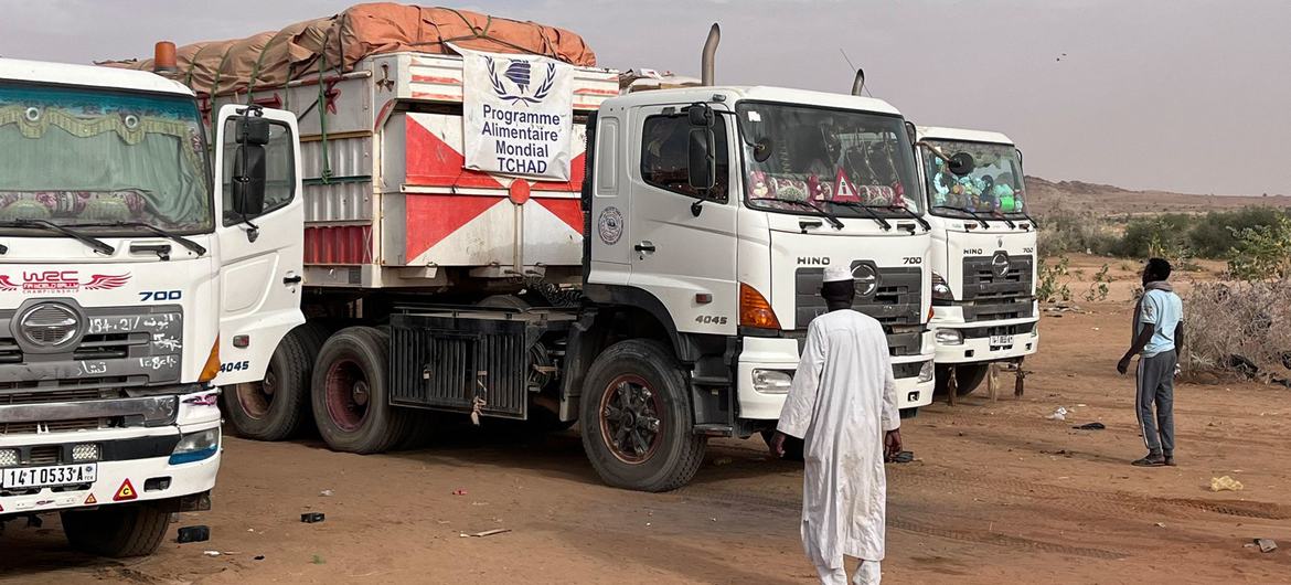 Caminhões carregados com ajuda humanitária a caminho para entregar os suprimentos a El Fasher, Darfur.