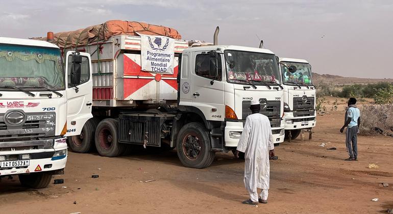 شاحنات محملة بالمساعدات الإنسانية في طريقها لتسليم الإمدادات الغذائية إلى الفاشر، دارفور.