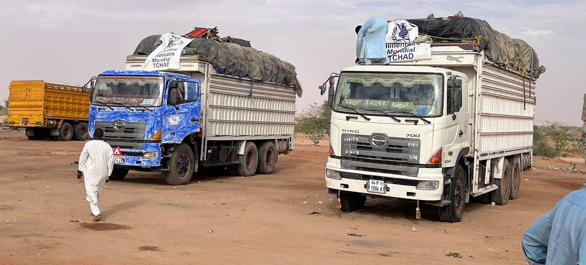Des camions chargés d'aide humanitaire en route pour El Fasher, au Darfour.
