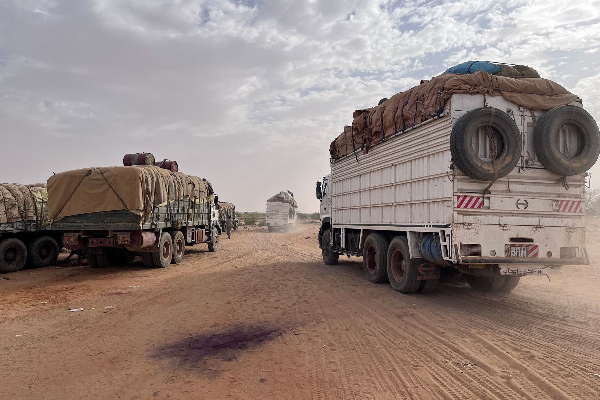 شاحنات محملة بالمساعدات الإنسانية في طريقها لتسليم الإمدادات إلى الفاشر، شمال دارفور.