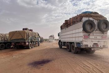 Грузовики с продовольствием ожидают отправки в Дарфур. 