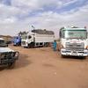 شاحنات محملة بالمساعدات الإنسانية في طريقها لتسليم الإمدادات إلى الفاشر، دارفور.