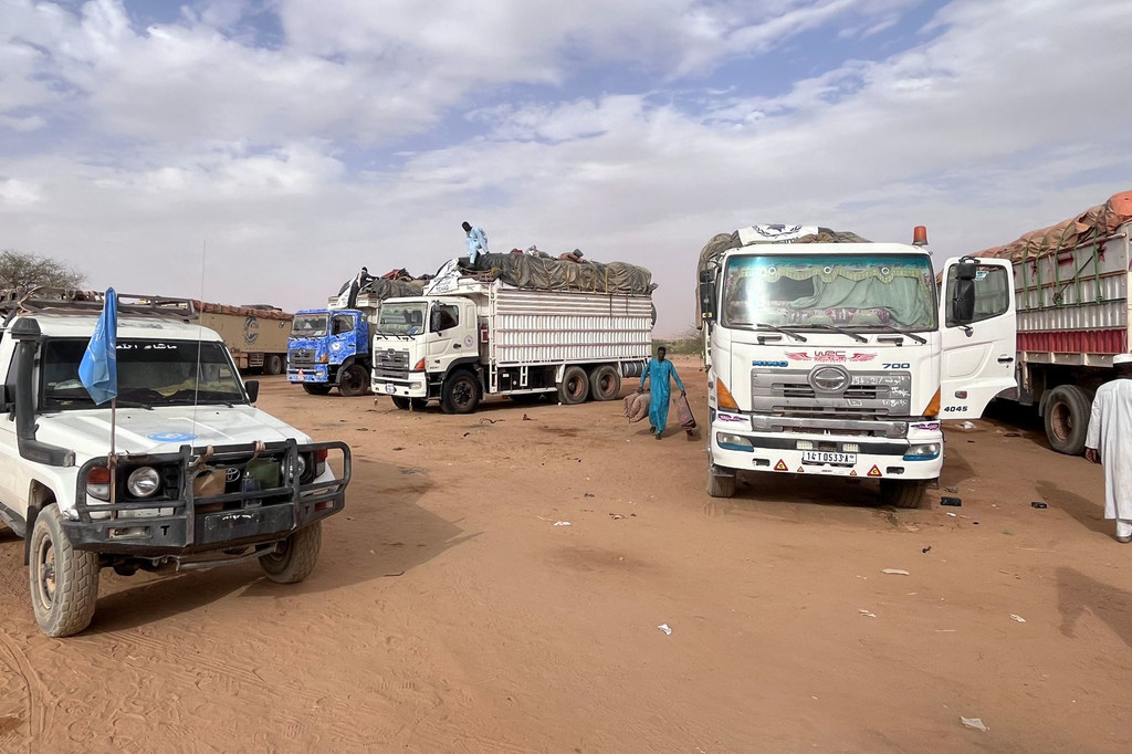 Photo d’archives montrant des camions chargés d'aide humanitaire en route pour El Fasher, au Darfour.