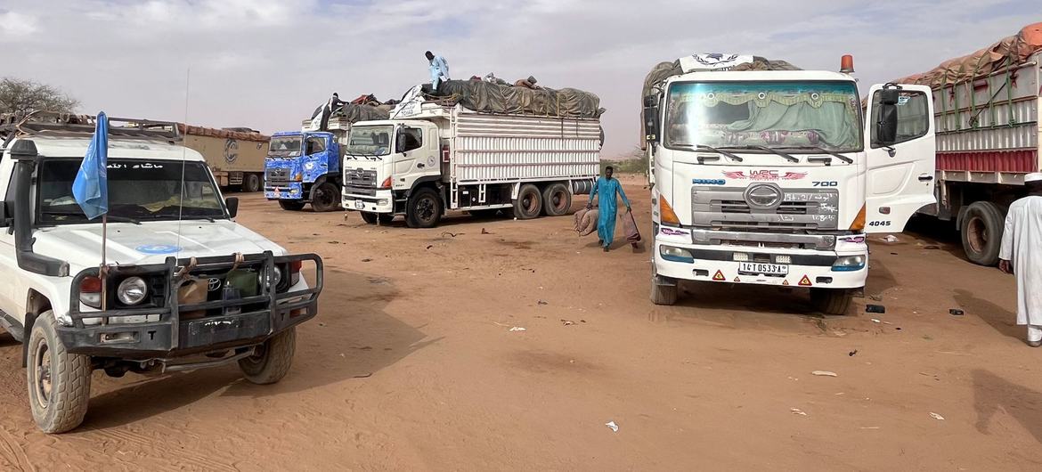 شاحنات محملة بالمساعدات الإنسانية في طريقها لتسليم الإمدادات إلى الفاشر، دارفور.