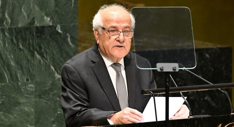 رياض منصور المراقب الدائم لفلسطين لدى الأمم المتحدة يتحدث أمام الجمعية العامة للأمم المتحدة.