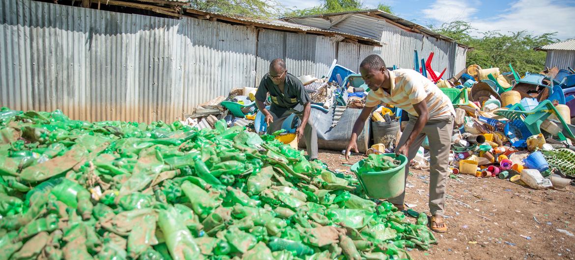 کوڑا کرکٹ ٹھکانے لگانے والوں اور پلاسٹک جمع کر کے روزی کمانے والوں کے حالات زندگی میں بہتری لانے کی ضرورت پر بھی زور دیا گیا ہے۔