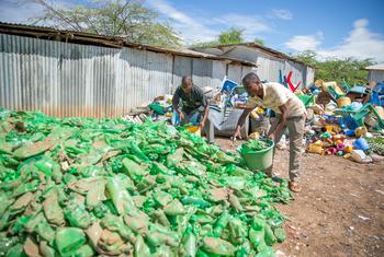 کوڑا کرکٹ ٹھکانے لگانے والوں اور پلاسٹک جمع کر کے روزی کمانے والوں کے حالات زندگی میں بہتری لانے کی ضرورت پر بھی زور دیا گیا ہے۔