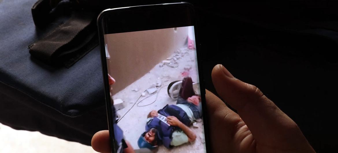 Sami Shehadeh assiste a um vídeo do momento em que foi ferido em Gaza em abril de 2024