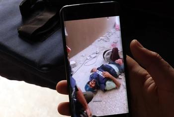 Sami Shehadeh assiste a um vídeo do momento em que foi ferido em Gaza em abril de 2024