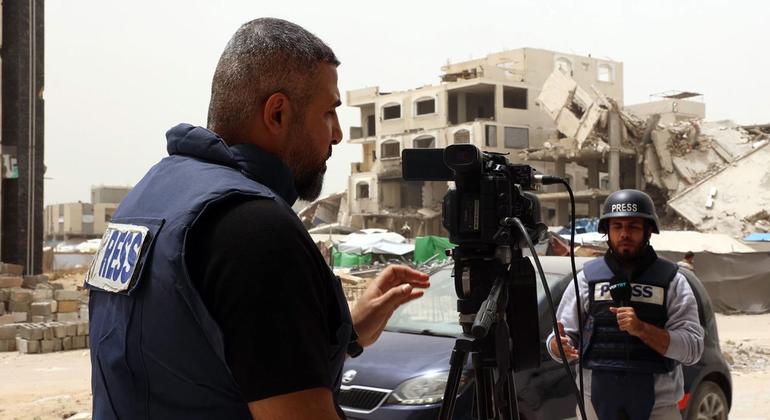 المصور الصحفي سامي شحادة خلال عمله مع أحد زملائه في أحد شوارع مدينة غزة. المصور الصحفي سامي شحادة خلال عمله مع أحد زملائه في أحد شوارع مدينة غزة.