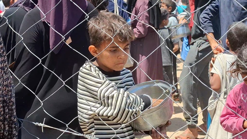 طفل فلسطيني بعد تلقيه وجبة غذائية في وسط غزة. يشهد القطاع نقصا حادا في الغذاء والإمدادات الأساسية. طفل فلسطيني بعد تلقيه وجبة غذائية في وسط غزة. يشهد القطاع نقصا حادا في الغذاء والإمدادات الأساسية.