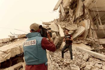 Dos periodistas cubren las repercusiones de la guerra en Gaza (foto de archivo).