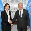 联合国秘书长古特雷斯（右）会见瑞士常驻联合国代表贝里斯维尔。