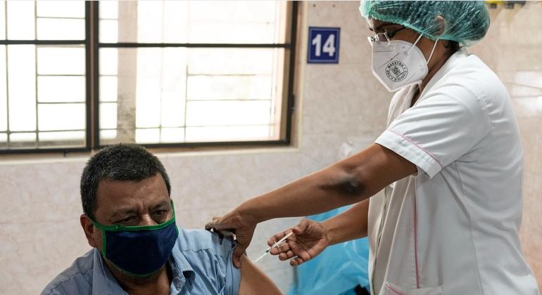 भारत ने 18 महीने से भी कम समय में, 2 अरब से अधिक कोविड-19 टीके लगाने में सफलता हासिल की है.
