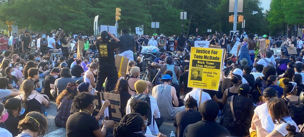 Un grupo de manifestantes contra la injusticia racial se reúne pacíficamente en el barrio neoyorquino de Brooklyn.