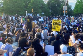 Un grupo de manifestantes contra la injusticia racial se reúne pacíficamente en el barrio neoyorquino de Brooklyn.