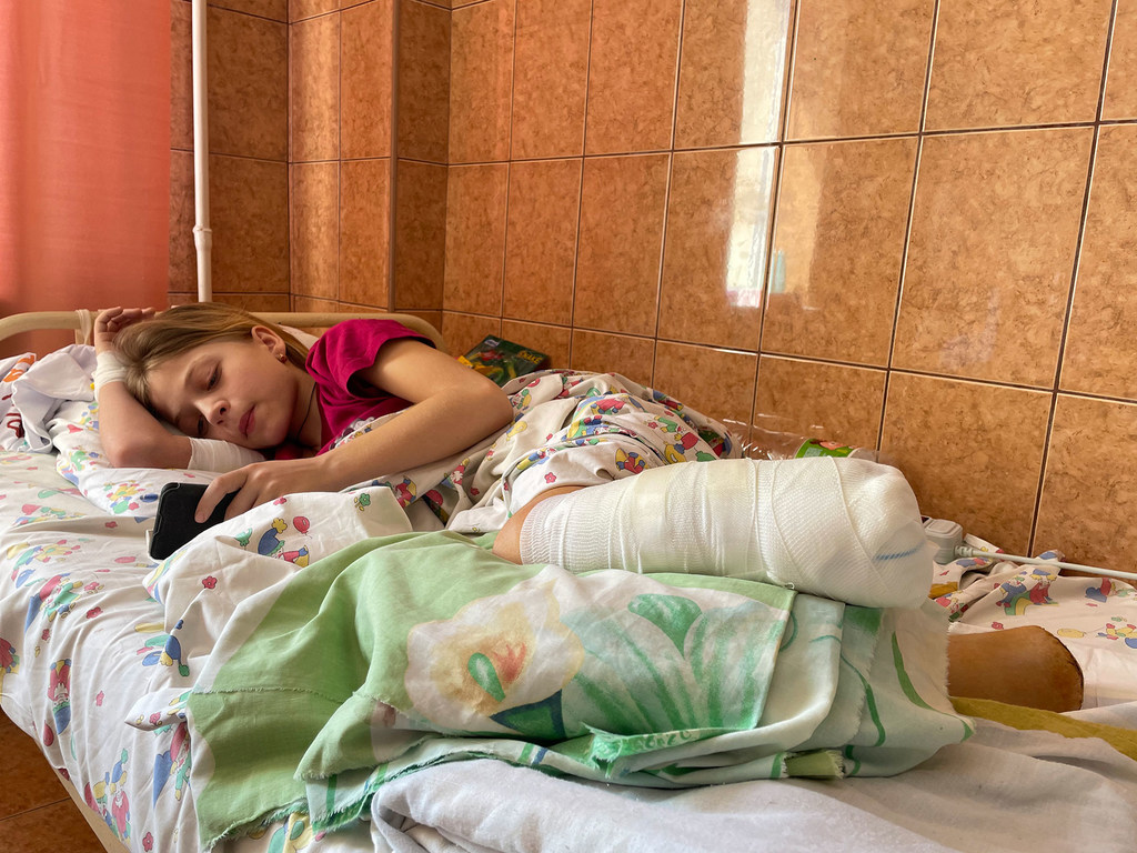 Une fillette de 11 ans se rétablit dans un hôpital de Lviv après avoir perdu ses jambes lors d'une attaque de missiles à la gare de Kramatorsk, en Ukraine.