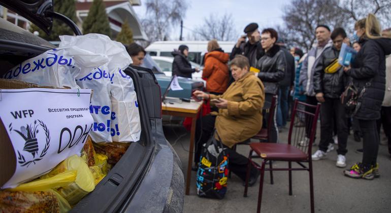 Shirika  la mpango wa chakula la Umoja wa Mataifa wakiwasilisha msaada kwa wakimbizi wanokimbia machafuko ndani ya Ukraine.