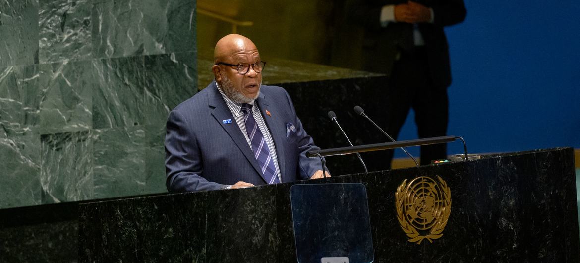 El embajador Dennis Francis, de Trinidad y Tobajo, habla en el podio de la Asamblea General tras su elección para presidir el 78 periodo de sesiones del órgano de debate.