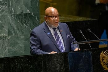  L'Ambassadeur Dennis Francis de Trinité-et-Tobago, président élu de la 78e session de l'Assemblée générale des Nations Unies, prend la parole lors d'une séance plénière de l'Assemblée générale.