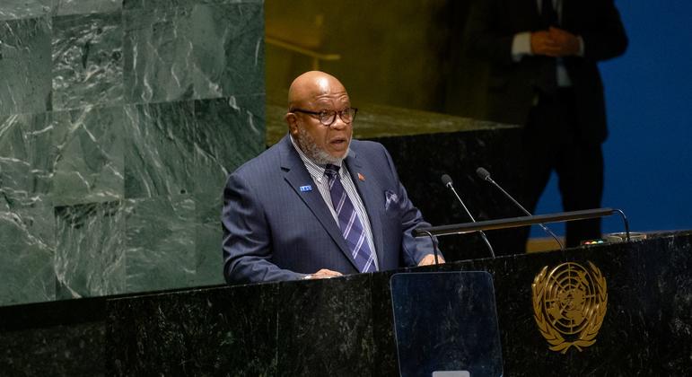 El embajador Dennis Francis, de Trinidad y Tobajo, habla en el podio de la Asamblea General tras su elección para presidir el 78 periodo de sesiones del órgano de debate.