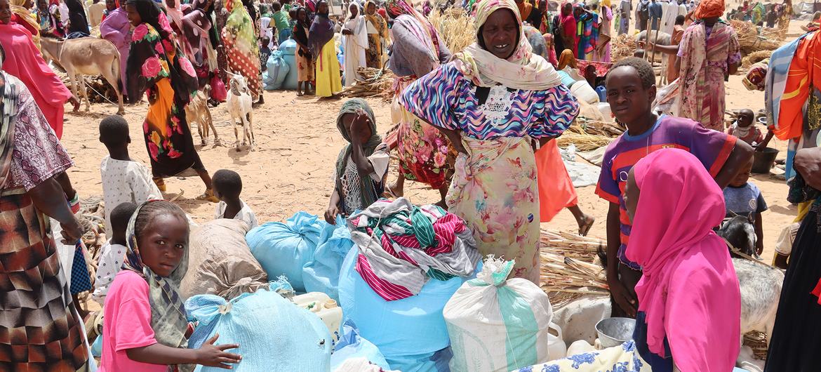 Sudan'dan Çad'a onbinlerce mülteci geldi.