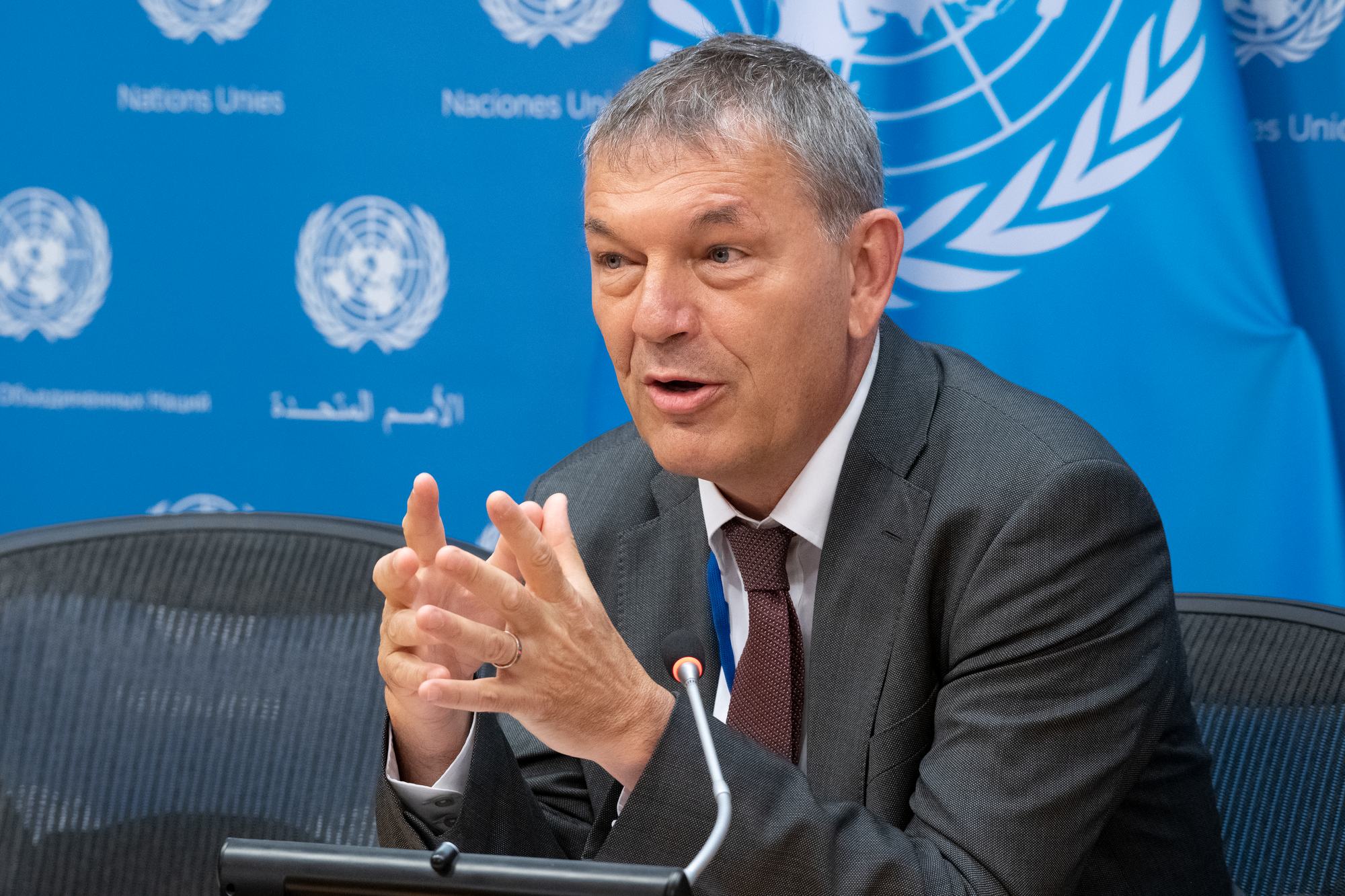 Kamishna Mkuu wa UNRWA, Philippe Lazzarini, akizungumza kwenye jukwaa wakati wa mkutano wa waandishi wa habari kuhusu ufadhili wa UNRWA.