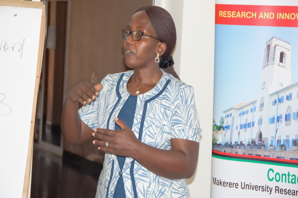 Caroline Asiimwe akizungumza katika hafla ya Siku ya Kiswahili katika Chuo Kikuu cha Makerere.