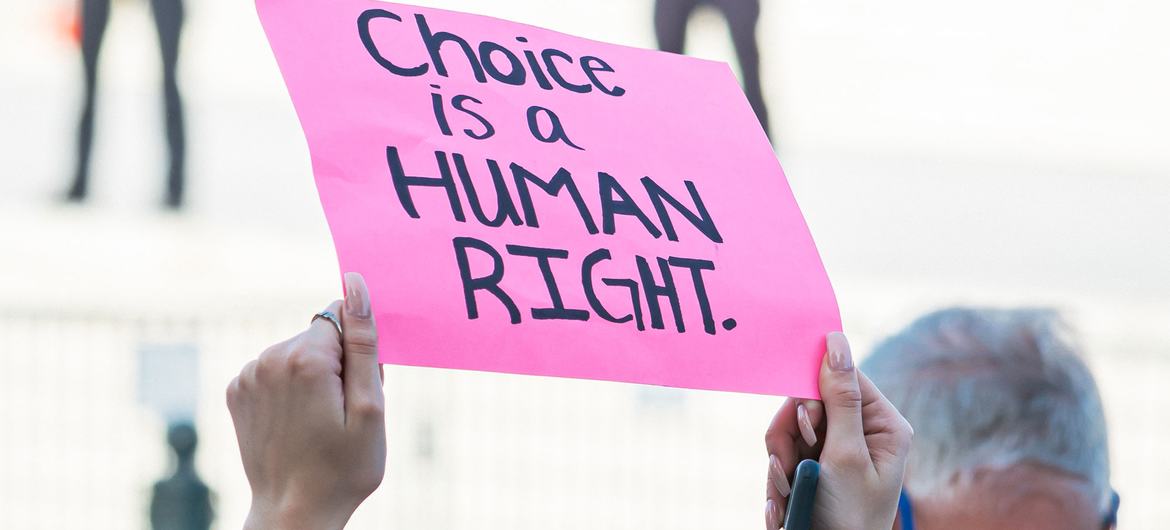 Des manifestants dénoncent la décision de la Cour suprême des États-Unis de criminaliser le droit des femmes à l'avortement.