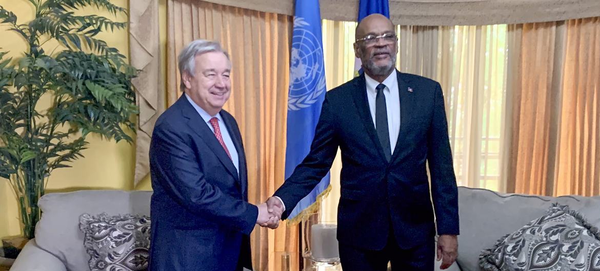 Secretário-geral António Guterres (esq.), e primeiro-ministro do Haiti, Ariel Henry