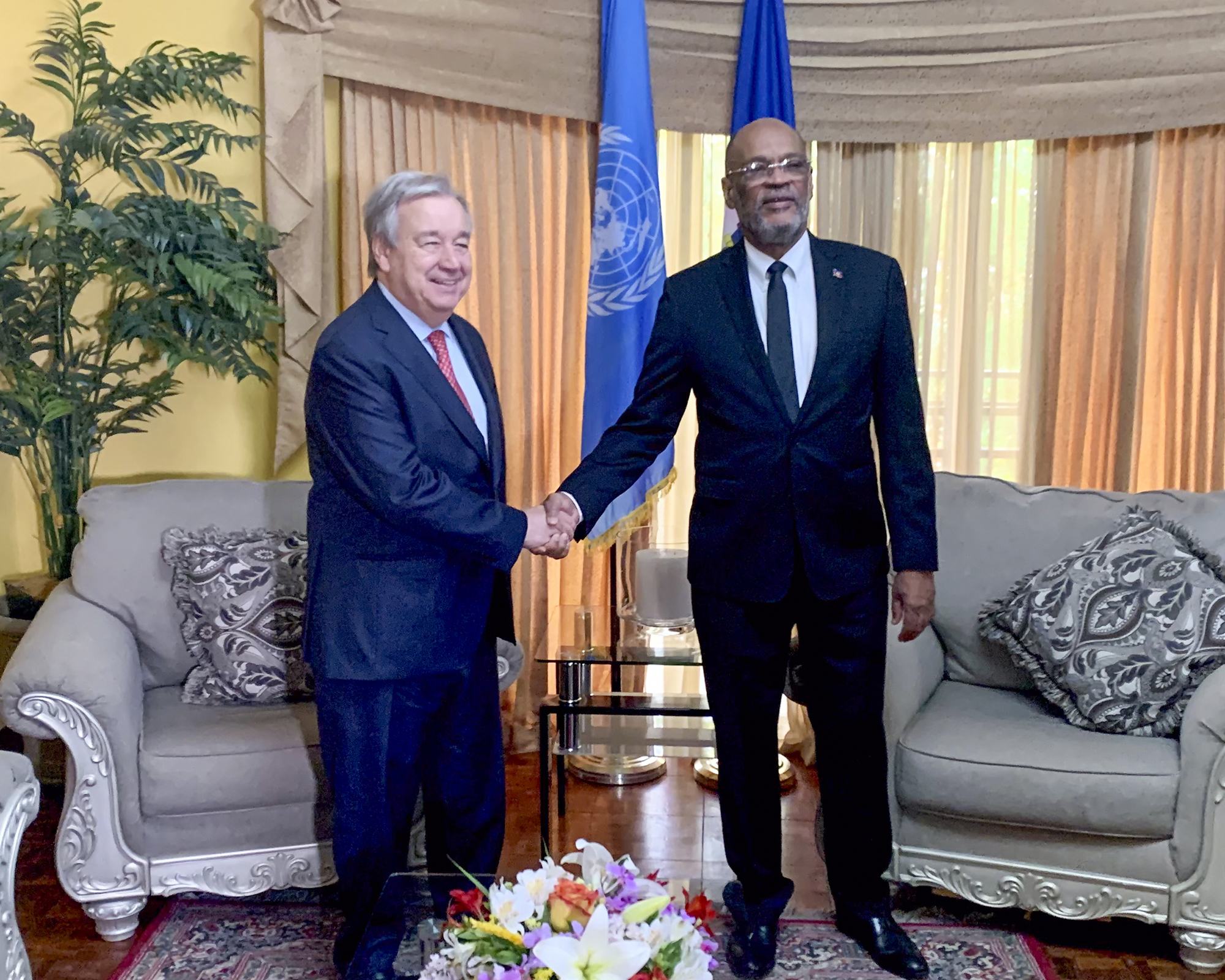 التقى الأمين العام للأمم المتحدة أنطونيو غوتيريش برئيس وزراء هايتي أرييل هنري خلال زيارته إلى بورت-أو-برنس