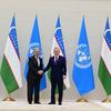 O Secretário-Geral António Guterres (à esquerda) reúne-se com o presidente do Uzbequistão, Shavkat Mirziyoyev,  em Tashkent