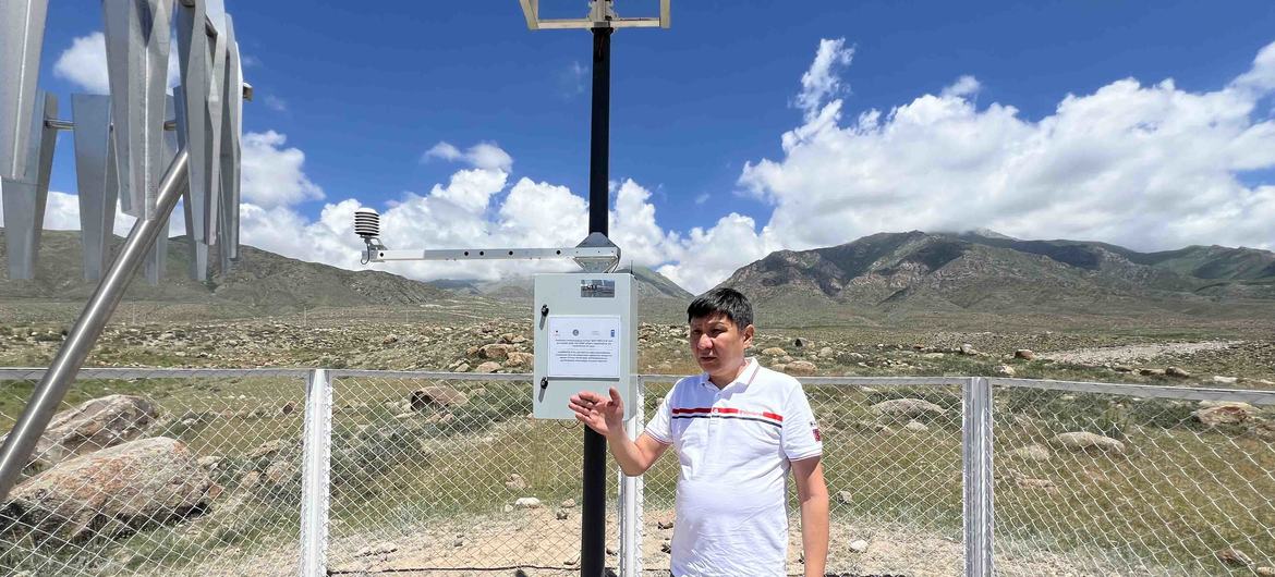 Даурбек Сакыев из Министерства чрезвычайных ситуаций Кыргызстана на ИИ-метеостанции, установленной в рамках проекта ПРООН. 