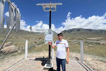 Даурбек Сакыев из Министерства чрезвычайных ситуаций Кыргызстана на ИИ-метеостанции, установленной в рамках проекта ПРООН. 