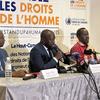 Quatre hommes réunis autour d'une table de conférence de presse à Dakar, au Sénégal. Le ministre de la Communication du Sénégal, Alioune Sall, prend la parole au micro.