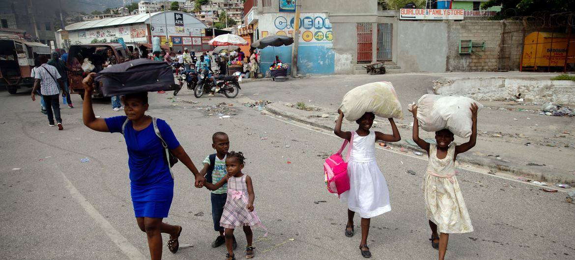 Miles de familias deben desplazarse a causa de la violencia de las pandillas en Puerto Príncipe, Haití.