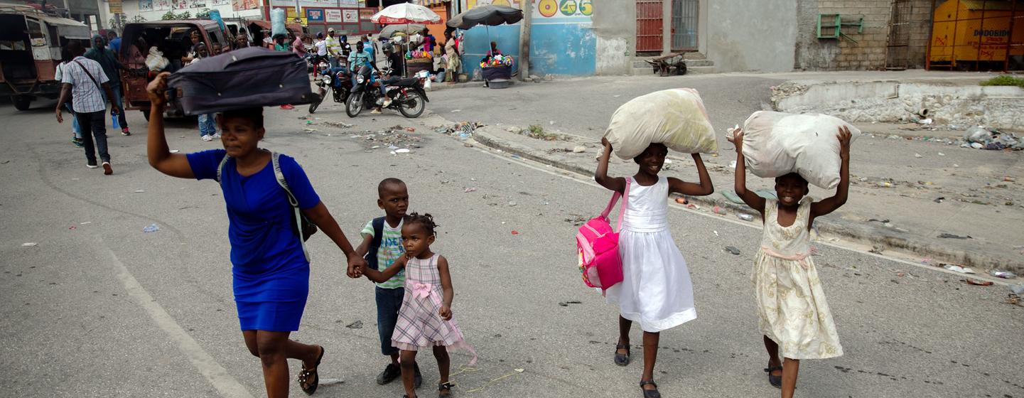Des milliers de familles continuent de fuir leur domicile à Port-au-Prince en raison de la violence liée aux gangs.