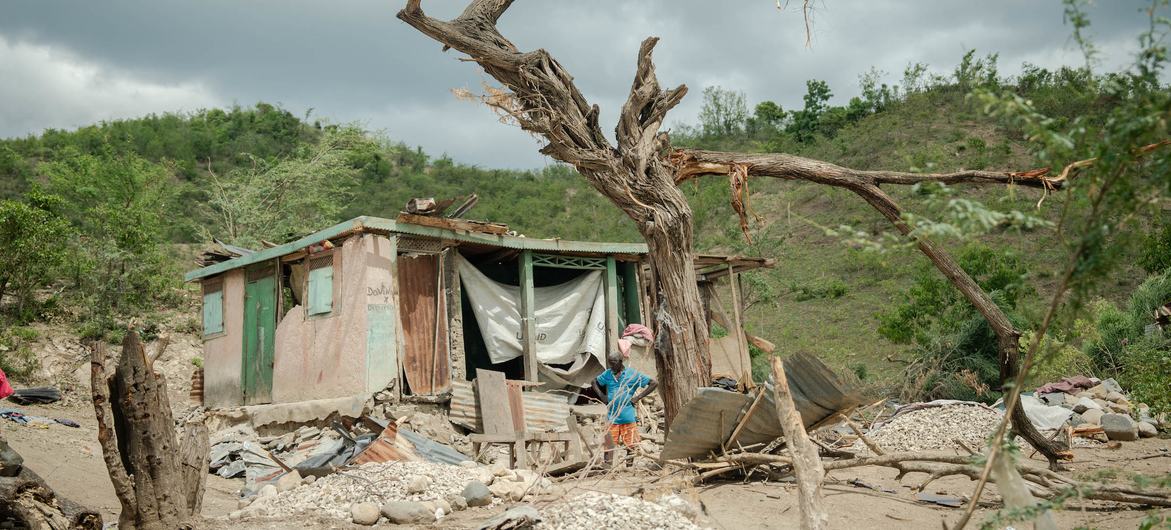 Uma casa destruída por um tornado que atingiu Bassin Bleu, no norte do Haiti.