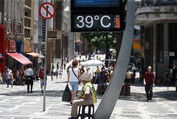 Termômetro marcando 39 graus na região da Praça da Sé, em São Paulo