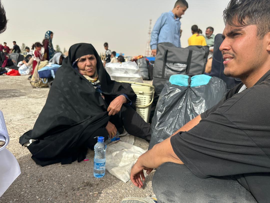 Des Afghans récemment arrivés d'Iran au poste frontière d'Islam Qala.