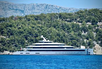 Um iate de US$ 220 milhões que supostamente pertencente a um oligarca de tecnologia atraca no Mar Mediterrâneo.