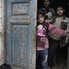 在黎巴嫩一个贫困社区，孩子们站在一户人家的门口。（资料图）