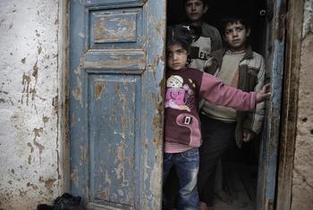 صورة من الأرشيف: أطفال يقفون على الباب منزلهم في أحد أحياء لبنان الفقيرة