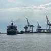 拉佐尼号运粮商船在黑海谷物倡议下设立的联合协调中心授权后，从敖德萨港启航。（资料图）