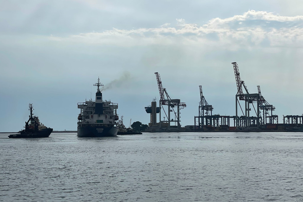 Фото из архива: судно «Разони» выходит из одесского порта.