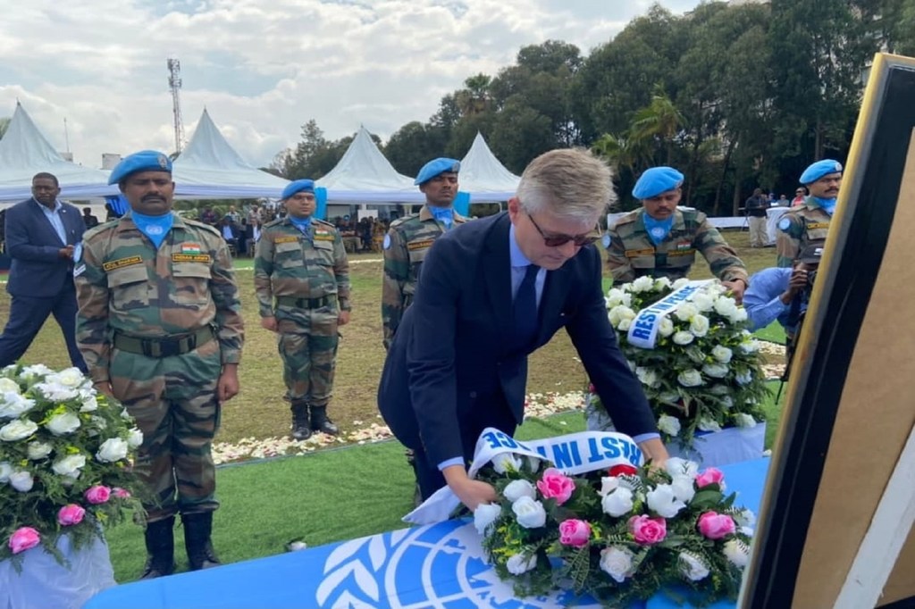 联合国和平行动负责人让-皮埃尔·拉克鲁瓦 (Jean-Pierre Lacroix) 向在刚果民主共和国北基伍省戈马 (Goma) 和布滕博 (Butembo) 的抗议和袭击中牺牲的联刚稳定团维和人员致以最后的敬意。