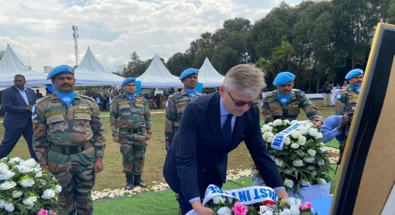 Kepala penjaga perdamaian PBB Jean-Pierre Lacroix memberikan penghormatan terakhir kepada helm biru yang bertugas di Misi Stablisasi di Republik Demokratik Kongo (MONUSCO).