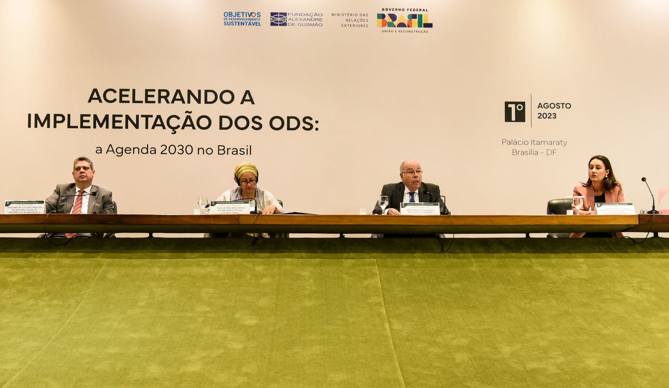 وزير الخارجية ماورو فييرا (الثاني من اليمين) ونائبة الأمين العام للأمم المتحدة أمينة محمد (الثاني من اليسار) ، خلال مناقشة حول تنفيذ أجندة 2030 وأهداف التنمية المستدامة في البرازيل.